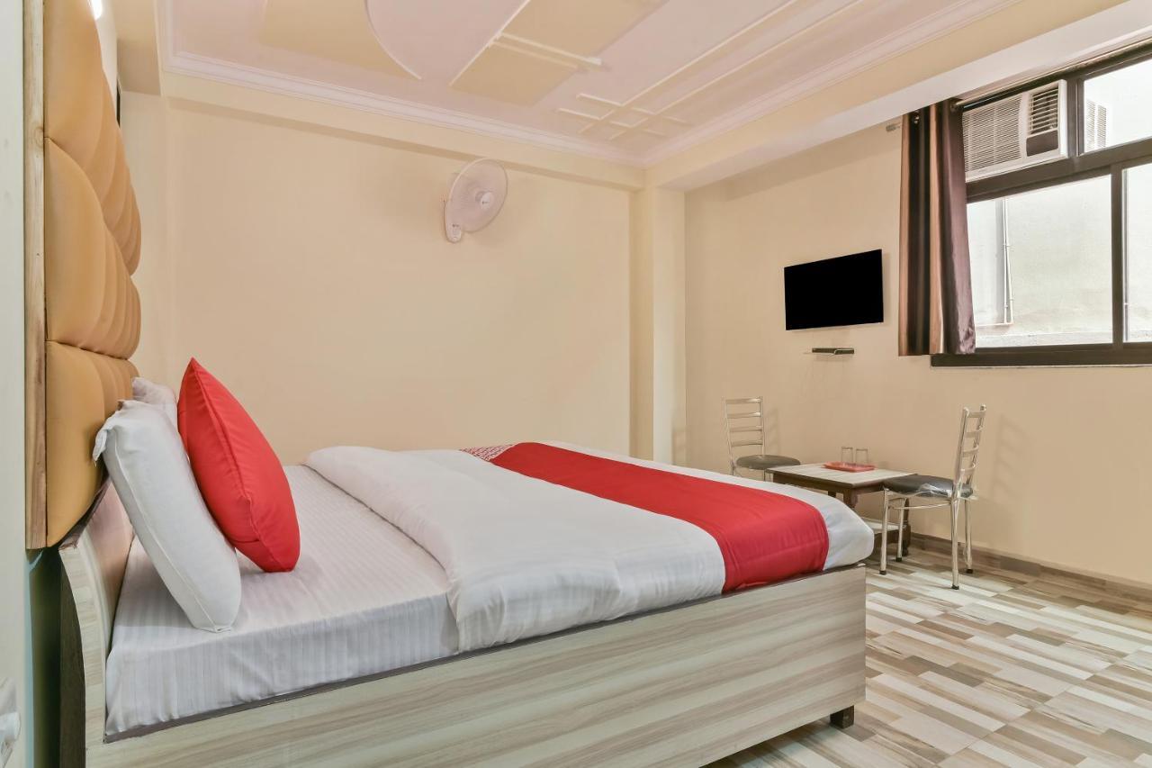 Oyo Hotel Clink Нью-Дели Экстерьер фото