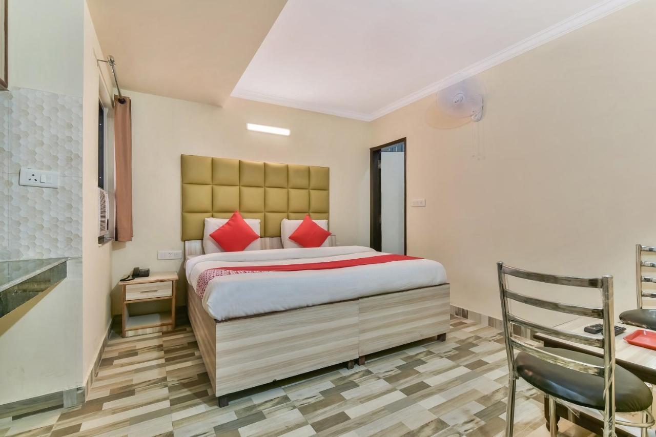 Oyo Hotel Clink Нью-Дели Экстерьер фото